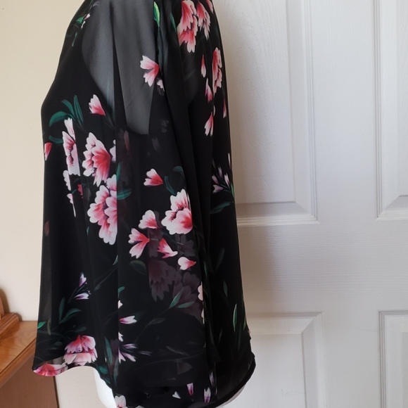 Express top with Cape sleeves, black with flowers, medium - Picture 4 of 6